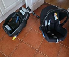 Maxi Cosi baby car seat with isofix