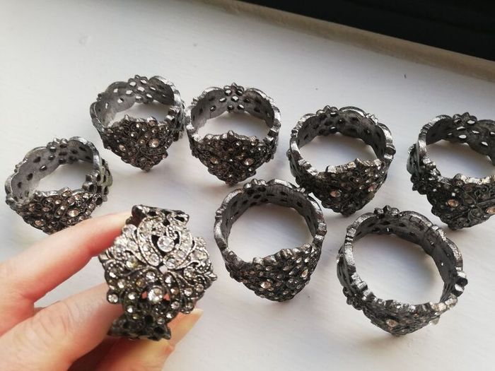 Set of 8 x matching metal / gem napkin rings