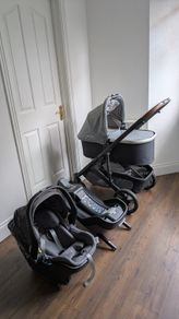 UPPAbaby Cruz V2 Travel System + Bassinet + Mesa i-Size Car Seat & ISOFIX Base