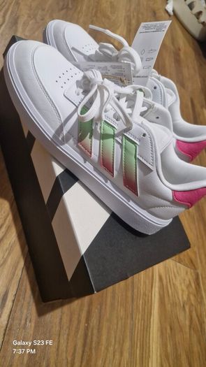 Genuine adidas Womens Courtblock runners size 6 new