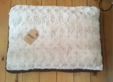 BRAND NEW Waggy Tails Sherpa Pet Bed, Medium