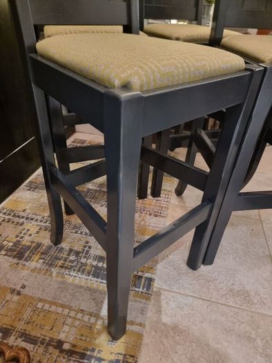 Beautiful Kitchen Island Stools x 4