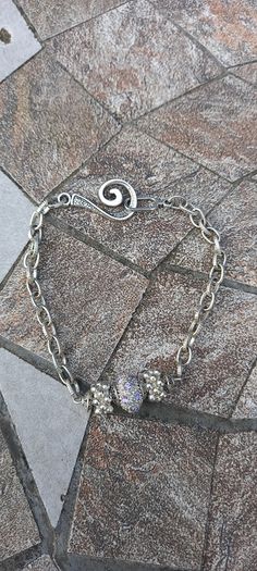 Vintage jewelry is sold individually for 5 to 10 euros