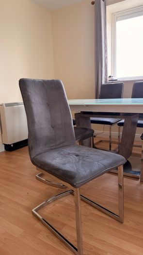 Extending Dinning Table with 6 Chairs