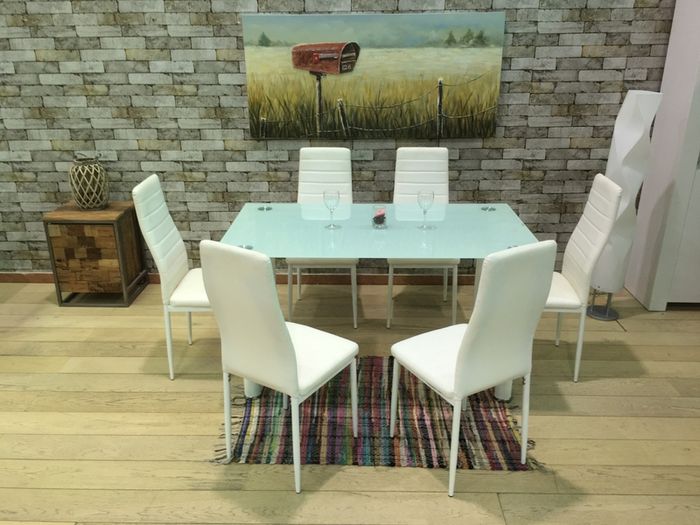 White glass dinning table +6 chairs.