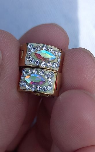 Vintage jewelry is sold individually for 5 to 10 euros.