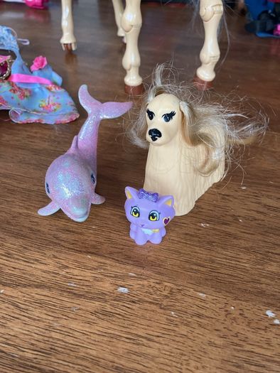 Barbies bundle, including horse