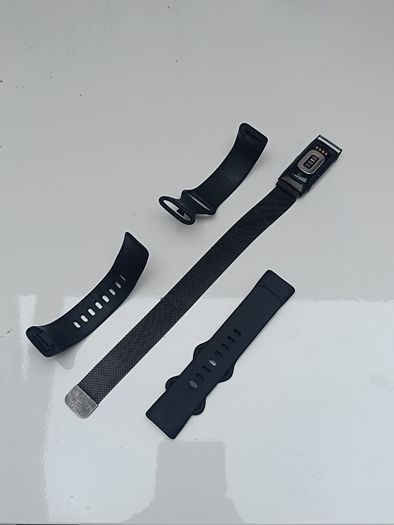 Fitbit Charge 6 + 3 Interchangeable Bands Bundle