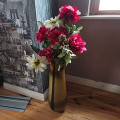 flower vase with artificial flowers