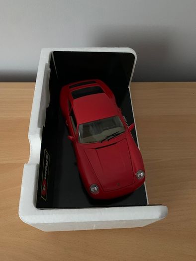 Porsche 911 Carrera 1993 1/18 Burago Model Car