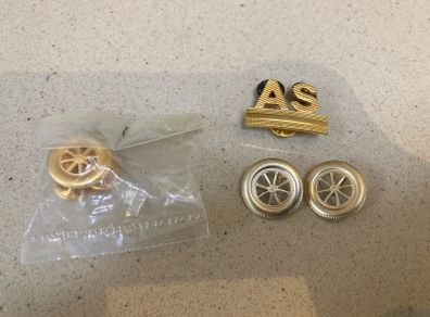 Italian Airforce metal badge lot