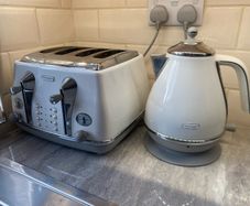 DeLonghi Kettle & Toaster