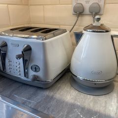 DeLonghi Kettle & Toaster