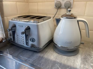 DeLonghi Kettle & Toaster