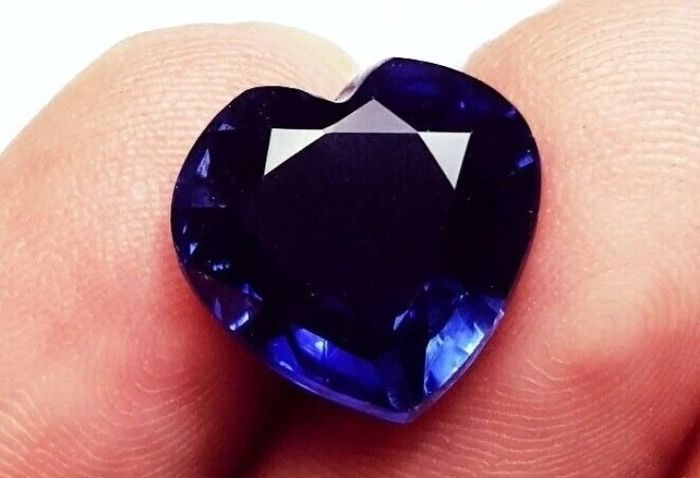 Stunning heart shaped Tanzanite with certificate