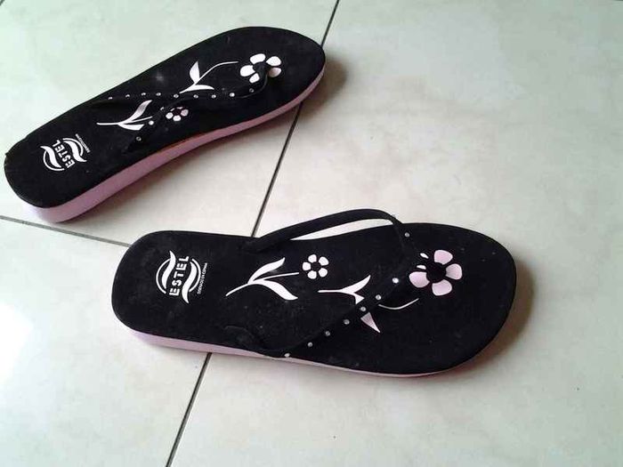 Black and Pink Flip-Flops with Diamantes;- Size 4