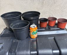 6 plastic flower pots