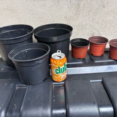 6 plastic flower pots