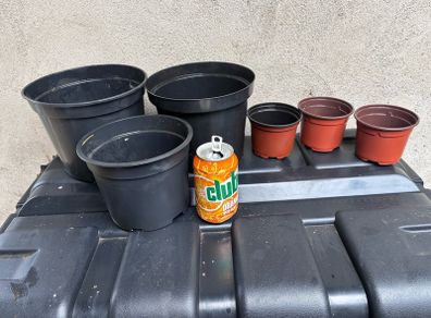 6 plastic flower pots