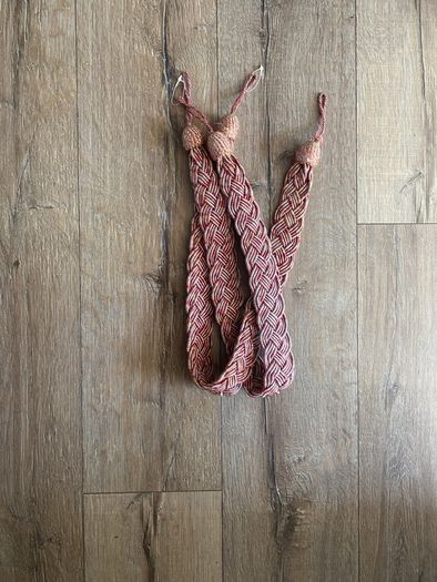 Curtain tie-back