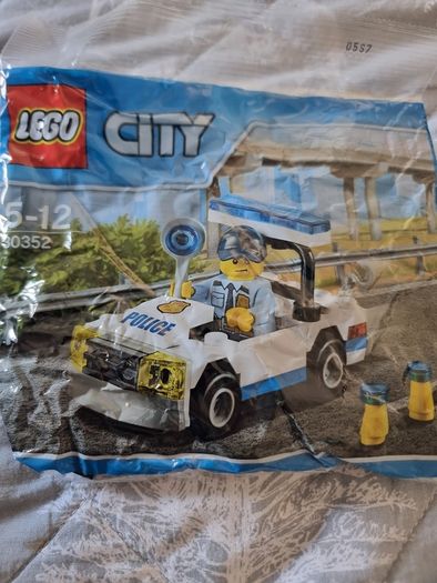 Lego City sets x 2 30352 and 30351