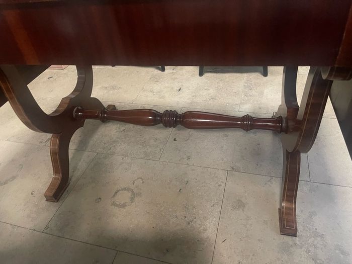 Extendable mahogany dinning table