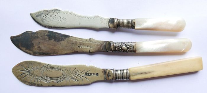 Vintage Sheffield butter or fish knives, two knives have white mother-of-pearl handles