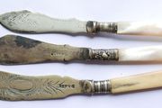 Vintage Sheffield butter or fish knives, two knives have white mother-of-pearl handles