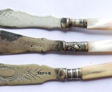 Vintage Sheffield butter or fish knives, two knives have white mother-of-pearl handles