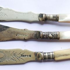 Vintage Sheffield butter or fish knives, two knives have white mother-of-pearl handles