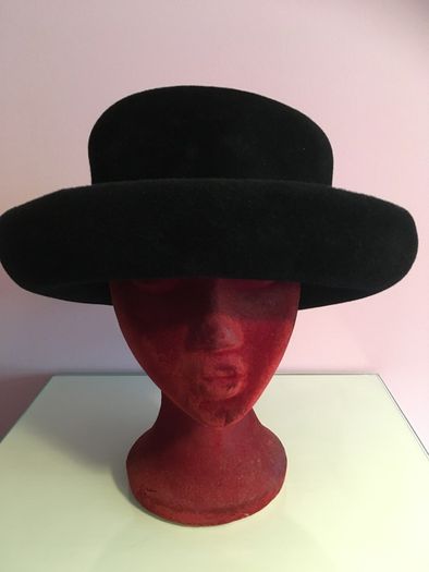 Vintage WHITELEY Classic Brimmed Felt HAT  with free Hat Pin
