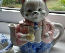 Vintage Porcelain Cat Teapot