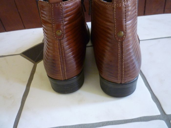 Brown Leather Chelsea Ladies Boots.  Side Zip. Colour Saddle Brown. Brand Ellen Blake.  Size Uk 6 / Eu 39.   In Very Good Condition. Quality Leather