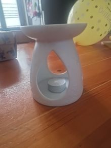 White ceramic oil burner and wax