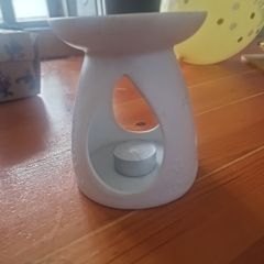 White ceramic oil burner and wax