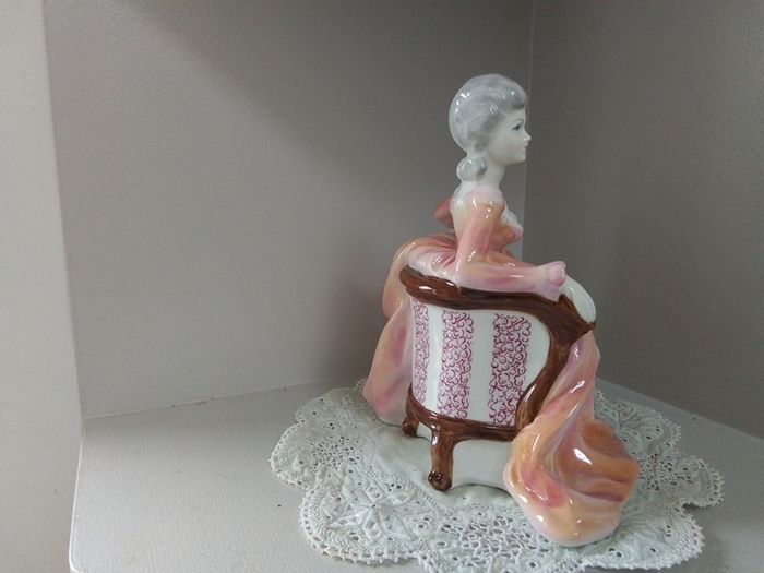 Coalport Figurine Ladies of Fashion  "Polly"