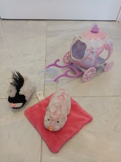 Zhu Zhu carriage, 2 Zhu Zhus and a blanket