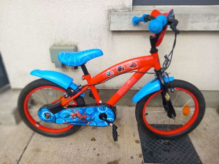 Kids spiderman bike size 16 inch wheels
