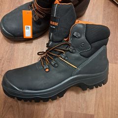 Safety boots