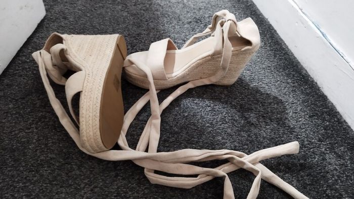 Wedged Sandals with straps
