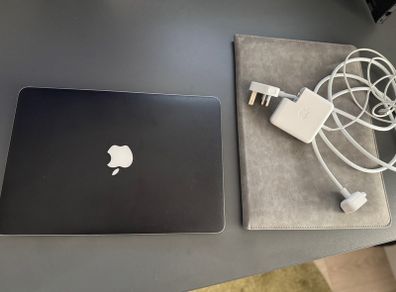 Apple MacBook Pro 13 (Early 2015) - cycle count 182