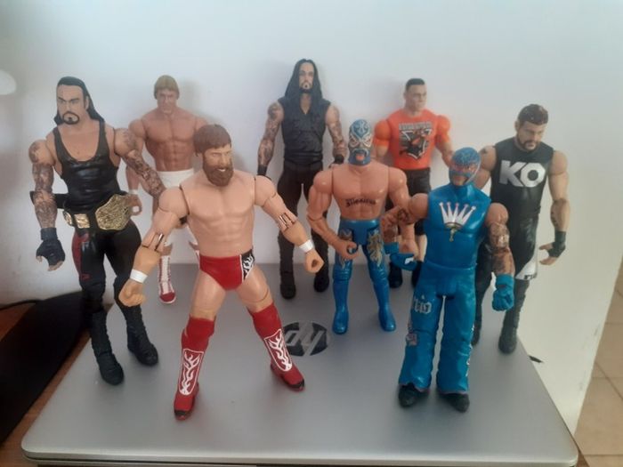 8 WWE wrestlers and Belt included