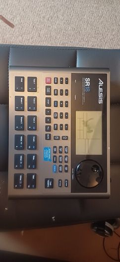 Alesis SR18 drum machine