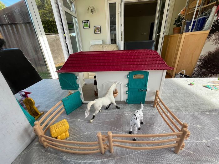 Schleich stables, horses, people and all in pic