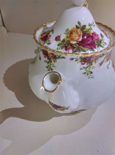 Royal Albert Old Country Roses Large Tea Pot, 1300 ml