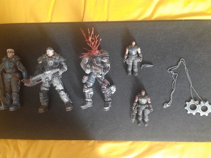 Assorted Gears of war action figures