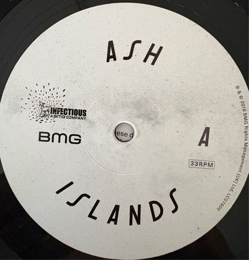 Ash - Islands. Played twice and like new. Gatefold sleeve with insert and printed inner sleeve.