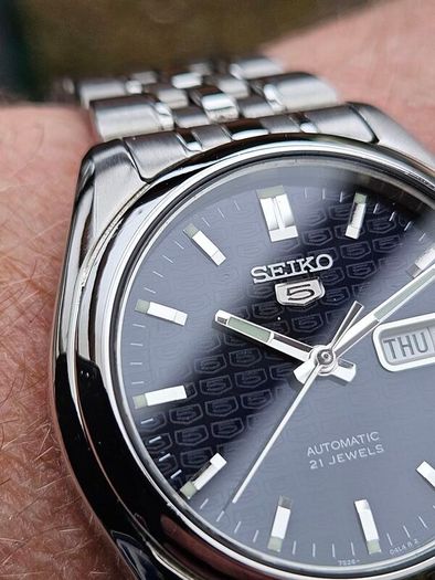 Watch Seiko 5 Automatic.