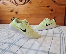 2021 nike roshe G golf shoes ladies Size 3.5 eu 36 yellow in excellent condition