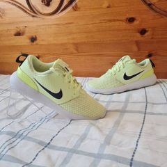 2021 nike roshe G golf shoes ladies Size 3.5 eu 36 yellow in excellent condition
